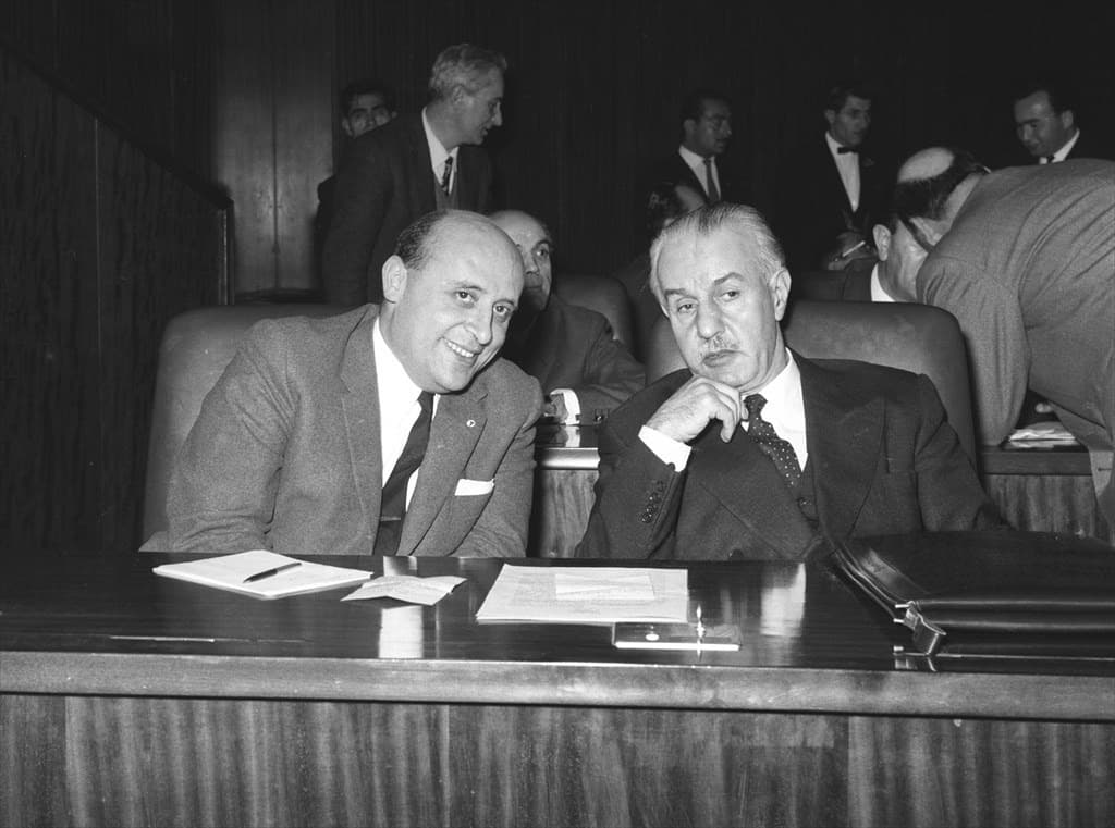 Süleyman Demirel'in Adalet Partisi'ne katıldığı ve genel başkan seçildiği yıllara ait arşiv fotoğrafı